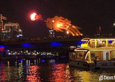 Pertunjukan Jembatan Naga Pernapasan Api Danang dari perahu