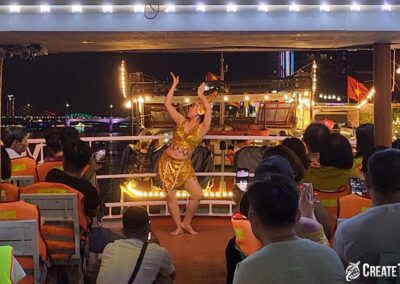 Cô gái khiêu vũ trên du thuyền thời gian ngọt ngào Đà Nẵng