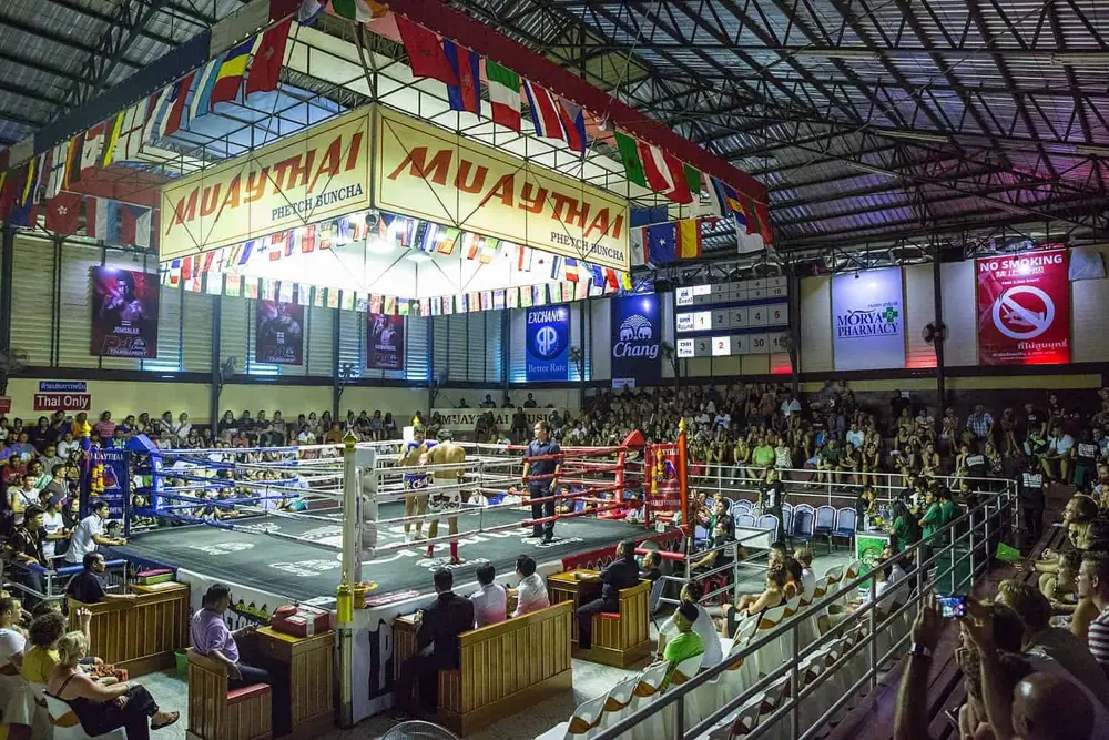 Besuchen Sie einen Thai-Boxkampf